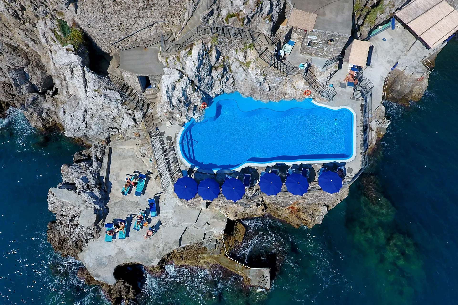 Vista dall'alto della piscina a sfioro dell'Hotel Luna Convento sul mare di Amalfi