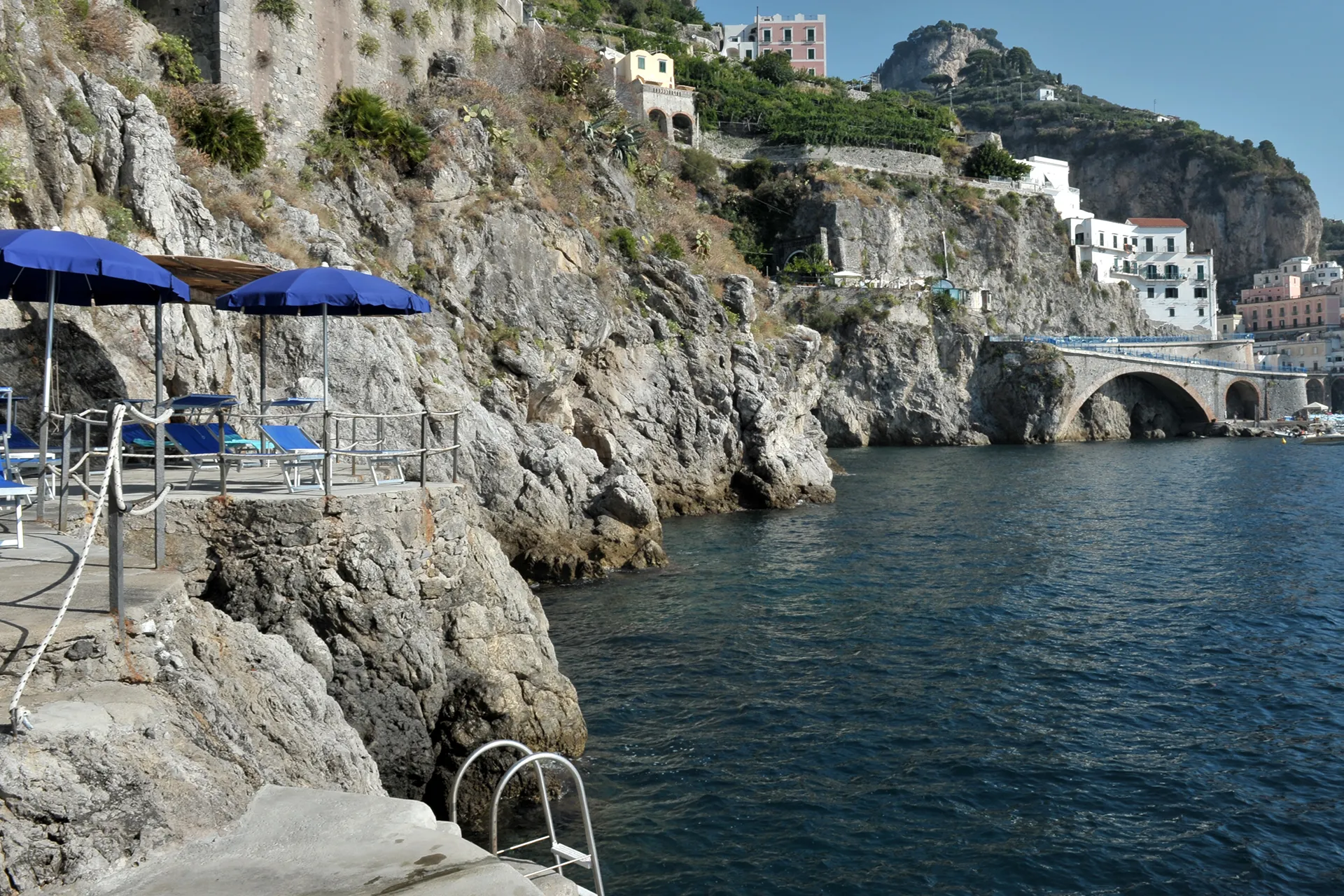 Veduta della scogliera e del mare dalla terrazza dell'Hotel Luna Convento