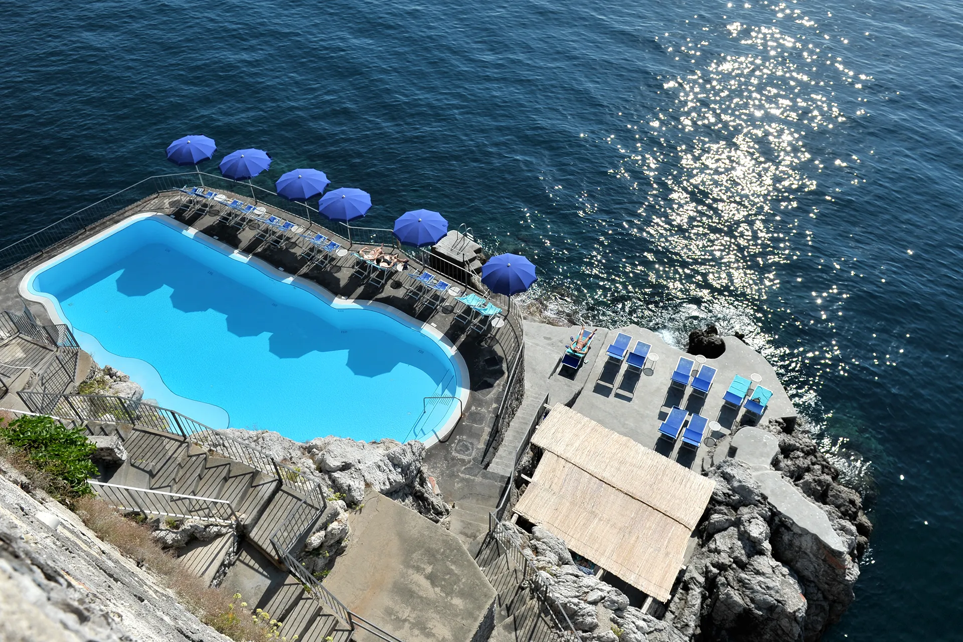 Piscina con acqua di mare dell'Hotel Luna Convento affacciata sul golfo di Amalfi