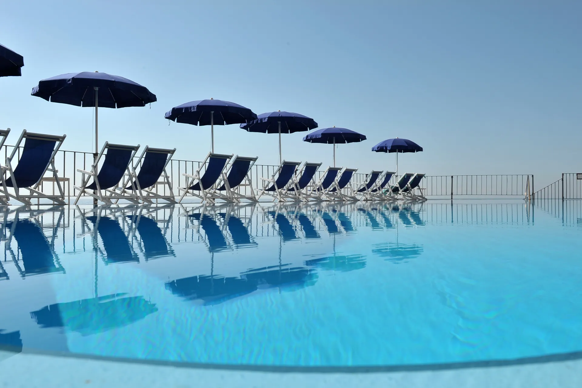 Piscina con vista sul mare di Amalfi