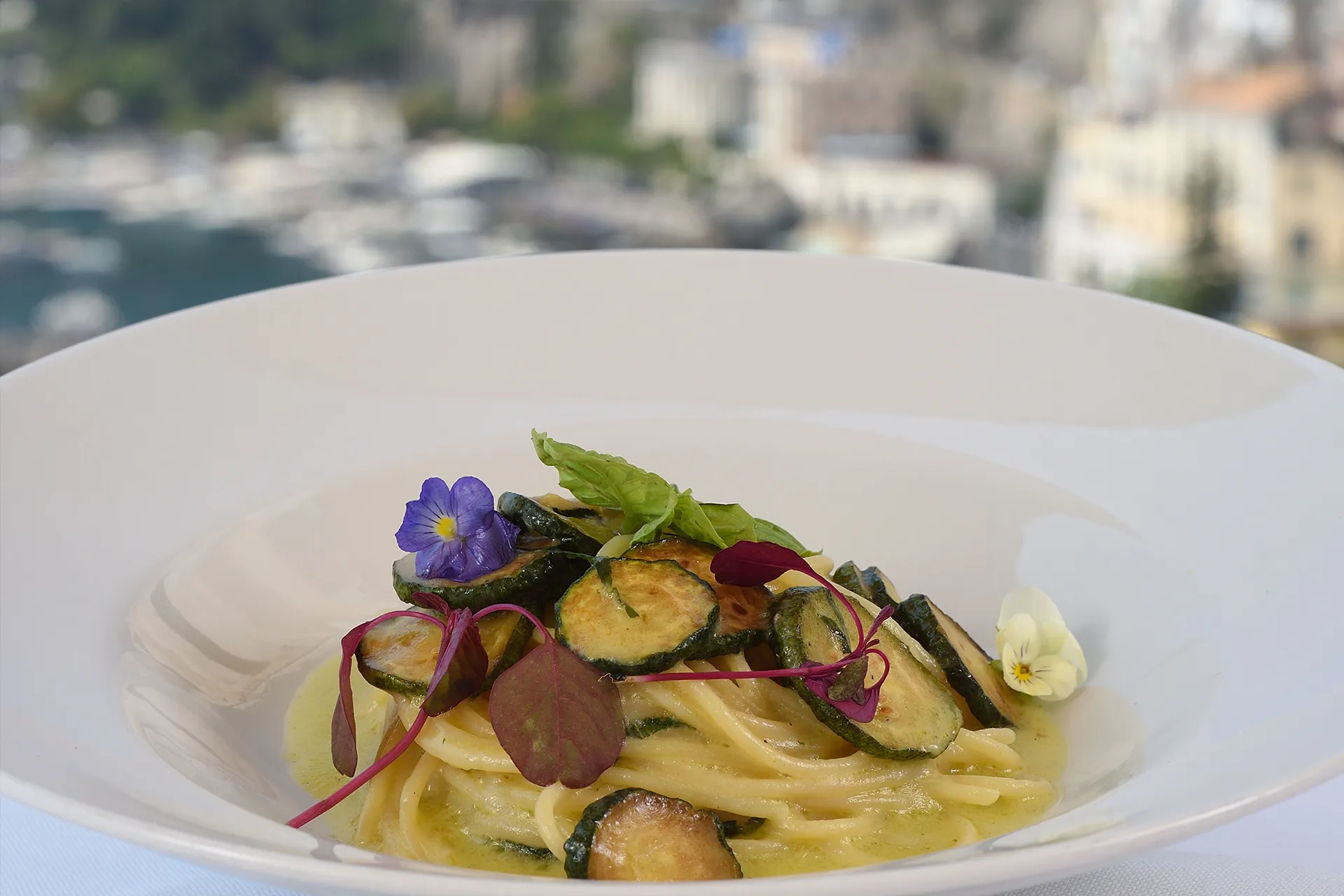 Ristorante con terrazza sul mare